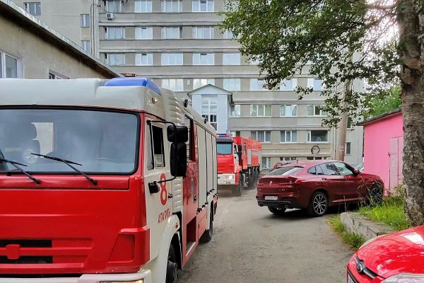 Пожарные машины у гостиницы «Аметист»